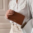 Alénore haute maroquinerie végétale est une marque de sacs et accessoires vegan, sans cuir, apple skin, fabriqués en France, éthique et éco-responsable