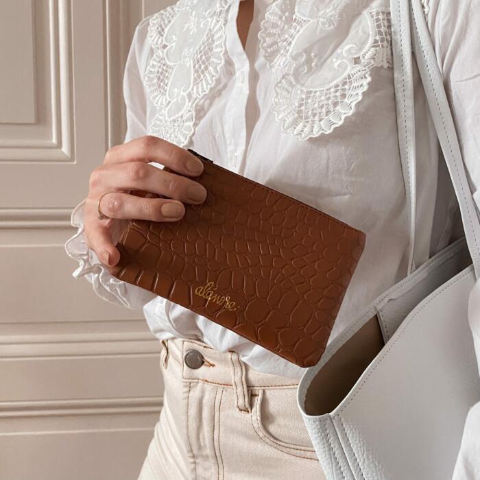 Alénore haute maroquinerie végétale est une marque de sacs et accessoires vegan, sans cuir, apple skin, fabriqués en France, éthique et éco-responsable