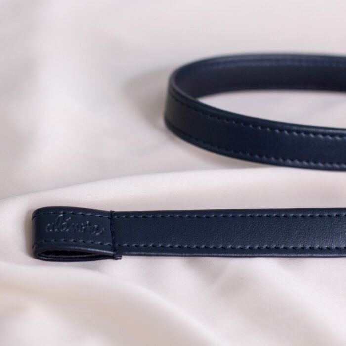 Bandoulières Bleu Marine amovibles matière Alénore Maroquinerie Végane et végétale made in France Bandoulières Bleu Marine amovibles matière Alénore Maroquinerie Végane et végétale made in France