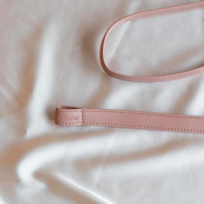 Bandoulière vieux rose Alénore Maroquinerie Végane et végétale made in France Bandoulière vieux rose Alénore Maroquinerie Végane et végétale made in France