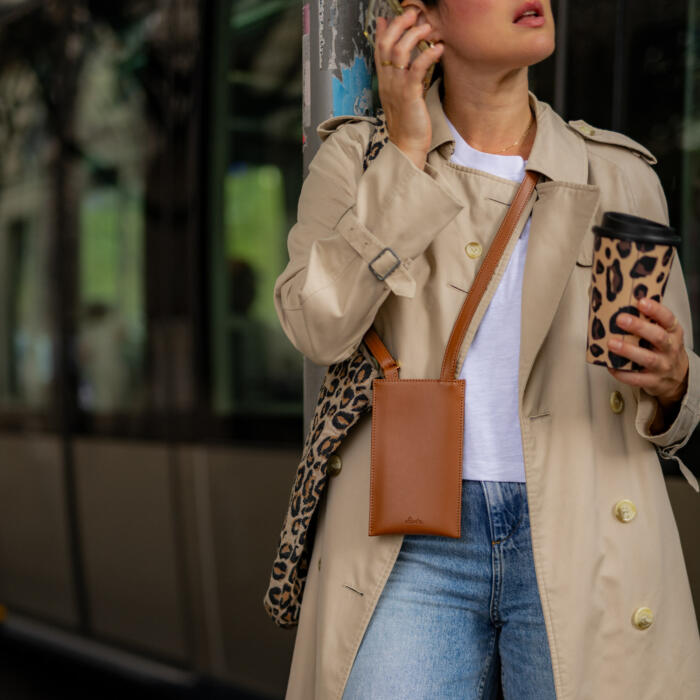Pochette Téléphone Vanille marron Alénore Haute Maroquinerie végétale et végane fabriquée en France