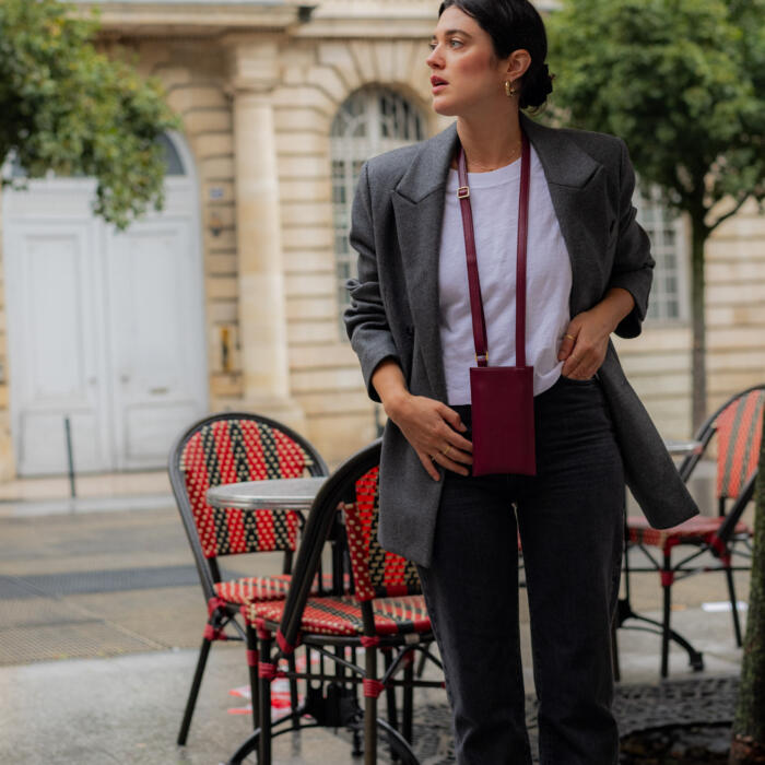 Pochette Téléphone Vanille Bordeaux Alénore Haute Maroquinerie végétale et végane fabriquée en France Pochette Téléphone Vanille Bordeaux Alénore Haute Maroquinerie végétale et végane fabriquée en France