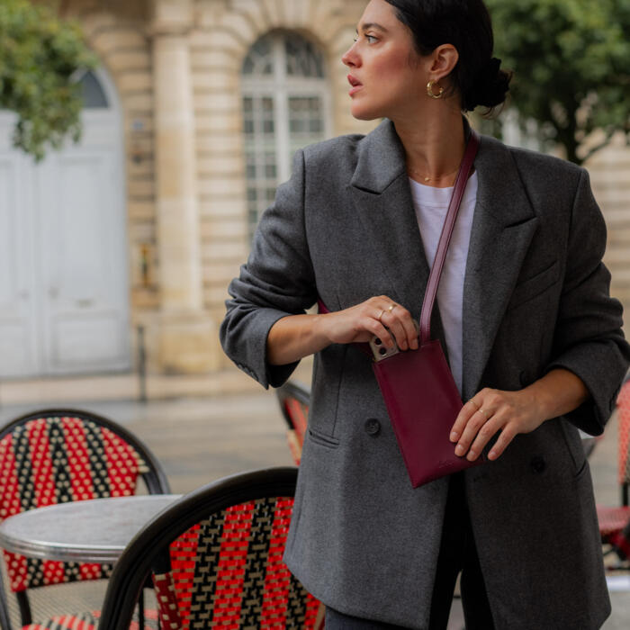 Pochette Téléphone Vanille Bordeaux Alénore Haute Maroquinerie végétale et végane fabriquée en France Pochette Téléphone Vanille Bordeaux Alénore Haute Maroquinerie végétale et végane fabriquée en France