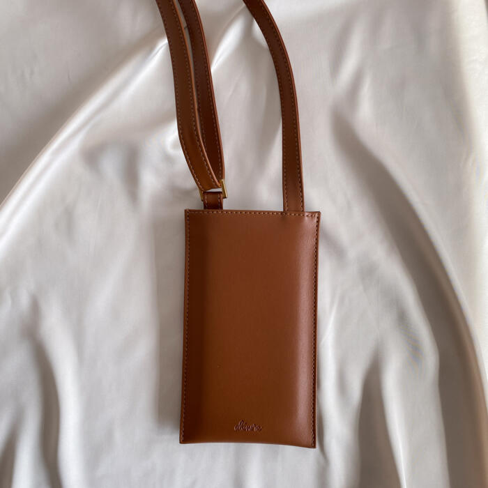 Pochette Téléphone Vanille marron Alénore Haute Maroquinerie végétale et végane fabriquée en France