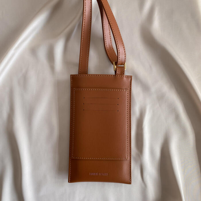 Pochette Téléphone Vanille marron Alénore Haute Maroquinerie végétale et végane fabriquée en France