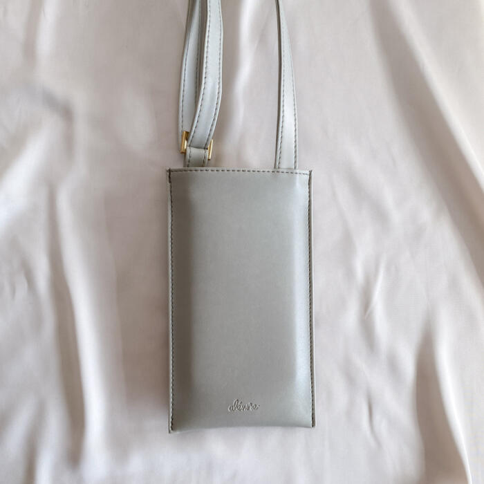 Pochette Téléphone Vanille gris Alénore Haute Maroquinerie végétale et végane fabriquée en France Pochette Téléphone Vanille gris Alénore Haute Maroquinerie végétale et végane fabriquée en France
