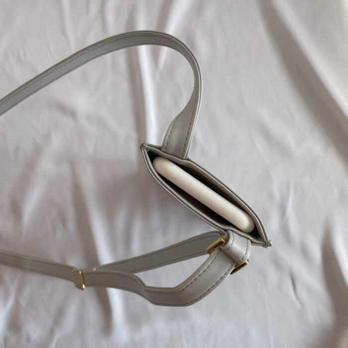 Pochette Téléphone Vanille gris Alénore Haute Maroquinerie végétale et végane fabriquée en France Pochette Téléphone Vanille gris Alénore Haute Maroquinerie végétale et végane fabriquée en France