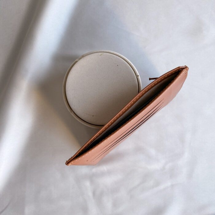 Alénore Maroquinerie végétale et végane fabriquée en France Portefeuille compact jasmin coloris marron dessus Alénore Maroquinerie végétale et végane fabriquée en France Portefeuille compact jasmin coloris marron dessus