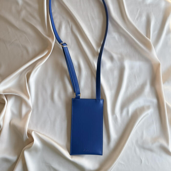 Pochette téléphone bleu roi Alénore Maroquinerie végétale, végan Fabriquée en France