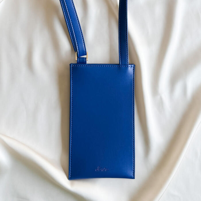 Pochette téléphone bleu roi Alénore Maroquinerie végétale, végan Fabriquée en France