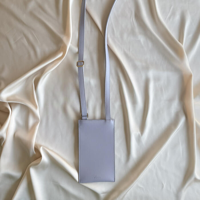 Pochette téléphone lilas Alénore Maroquinerie végétale, végan Fabriquée en France Pochette téléphone lilas Alénore Maroquinerie végétale, végan Fabriquée en France