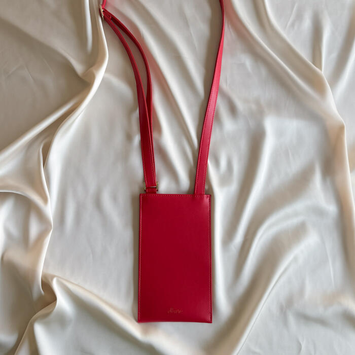 Pochette téléphone rouge Alénore Maroquinerie végétale, végan Fabriquée en France