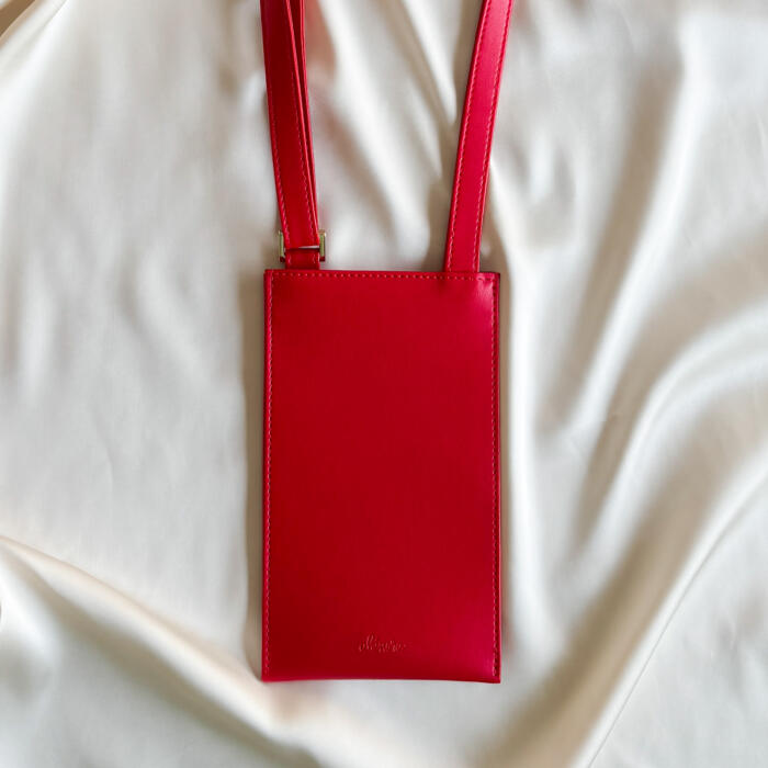 Pochette téléphone rouge Alénore Maroquinerie végétale, végan Fabriquée en France