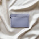 Portefeuille compact lilas Alénore Haute maroquinerie végétale végane fabriquée en France.jp dosg