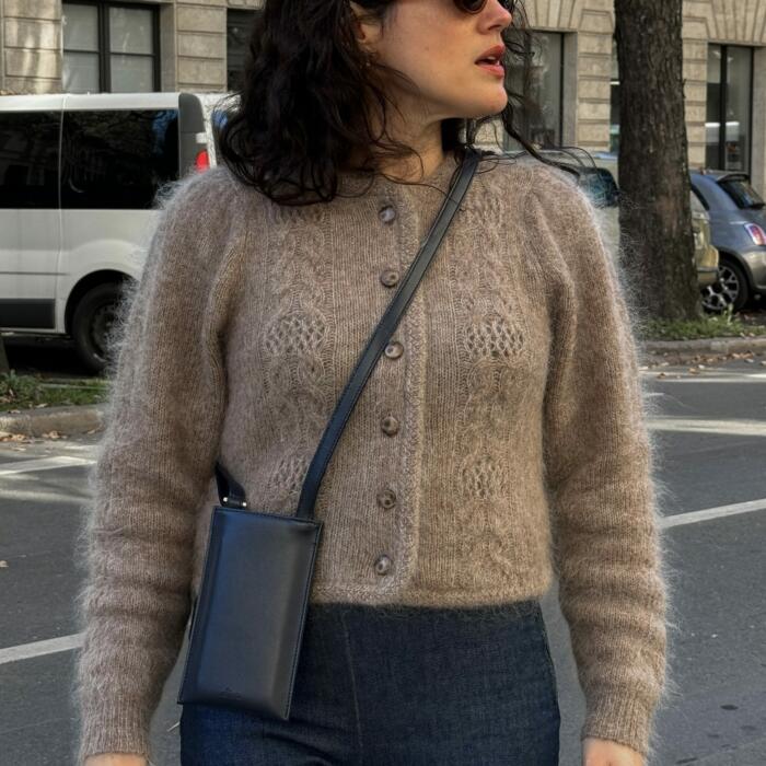 Alénore Maroquinerie végétale et vegane made in France Pochette téléphone bleu marine 2 Alénore Maroquinerie végétale et vegane made in France Pochette téléphone bleu marine 2