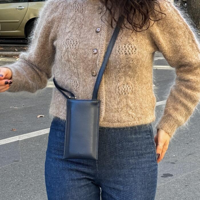 Alénore Maroquinerie végétale et vegane made in France Pochette téléphone bleu marine 3 Alénore Maroquinerie végétale et vegane made in France Pochette téléphone bleu marine 3