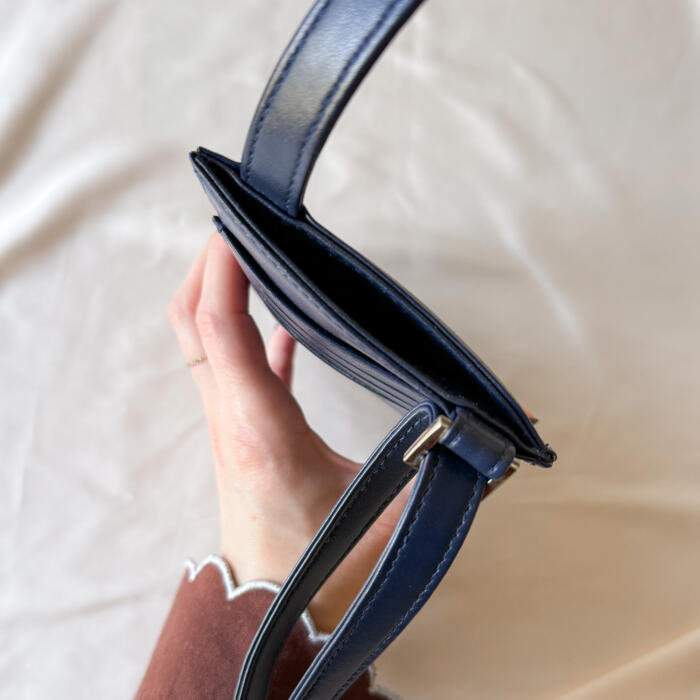 Pochette téléphone bleu Marine Alénore Maroquinerie végétale, végan Fabriquée en France. Pochette téléphone bleu Marine Alénore Maroquinerie végétale, végan Fabriquée en France.