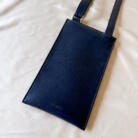 Pochette téléphone bleu Marine Alénore Maroquinerie végétale, végan Fabriquée en France