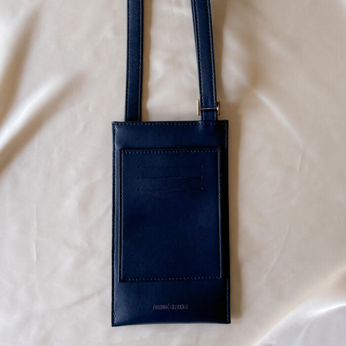 Pochette téléphone bleu Marine Alénore Maroquinerie végétale, végan Fabriquée en France verso Pochette téléphone bleu Marine Alénore Maroquinerie végétale, végan Fabriquée en France verso