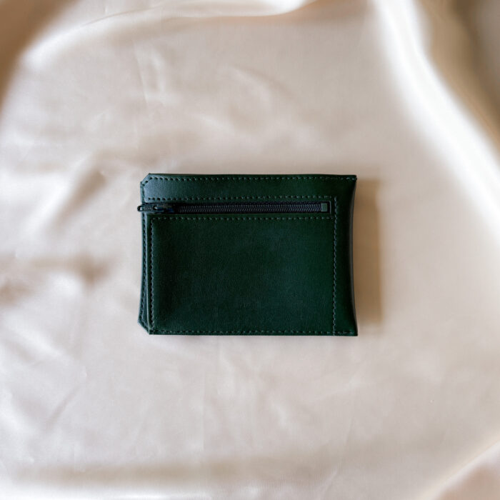 Alenore-Maroquinerie-vegetale-et-vegane-fabriquee-en-France-Portefeuille-compact-jasmin-coloris-vert sapin.dos Alenore-Maroquinerie-vegetale-et-vegane-fabriquee-en-France-Portefeuille-compact-jasmin-coloris-vert sapin.dos