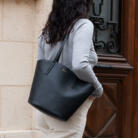 alenore-cabas-minimimosa-noir-porté-dos